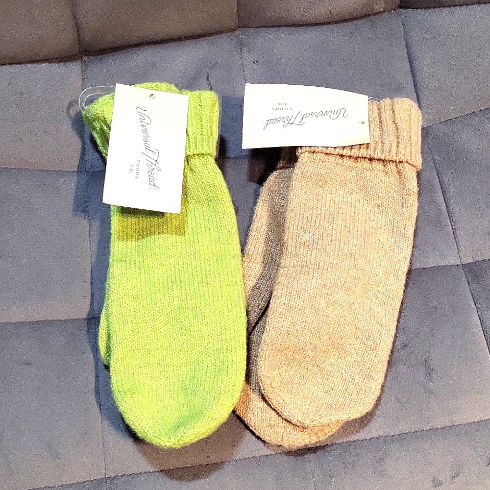 UNIVERSAL THREAD TAN AND GREEN MITTEN SET. NWT
